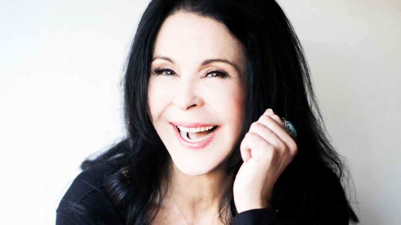 María Conchita Alonso y la Sonora Santanera reinventan ”Acaríciame”