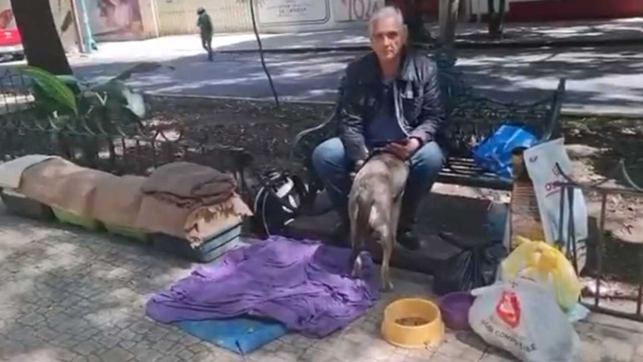 Exigen apoyo para galán de novelas de los 80 que vive en la calle