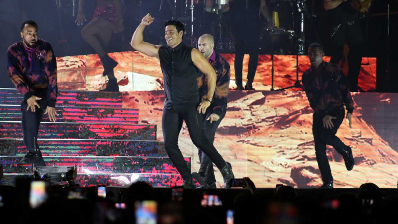 Chayanne sorprende en Torreón e invita a una fan a bailar