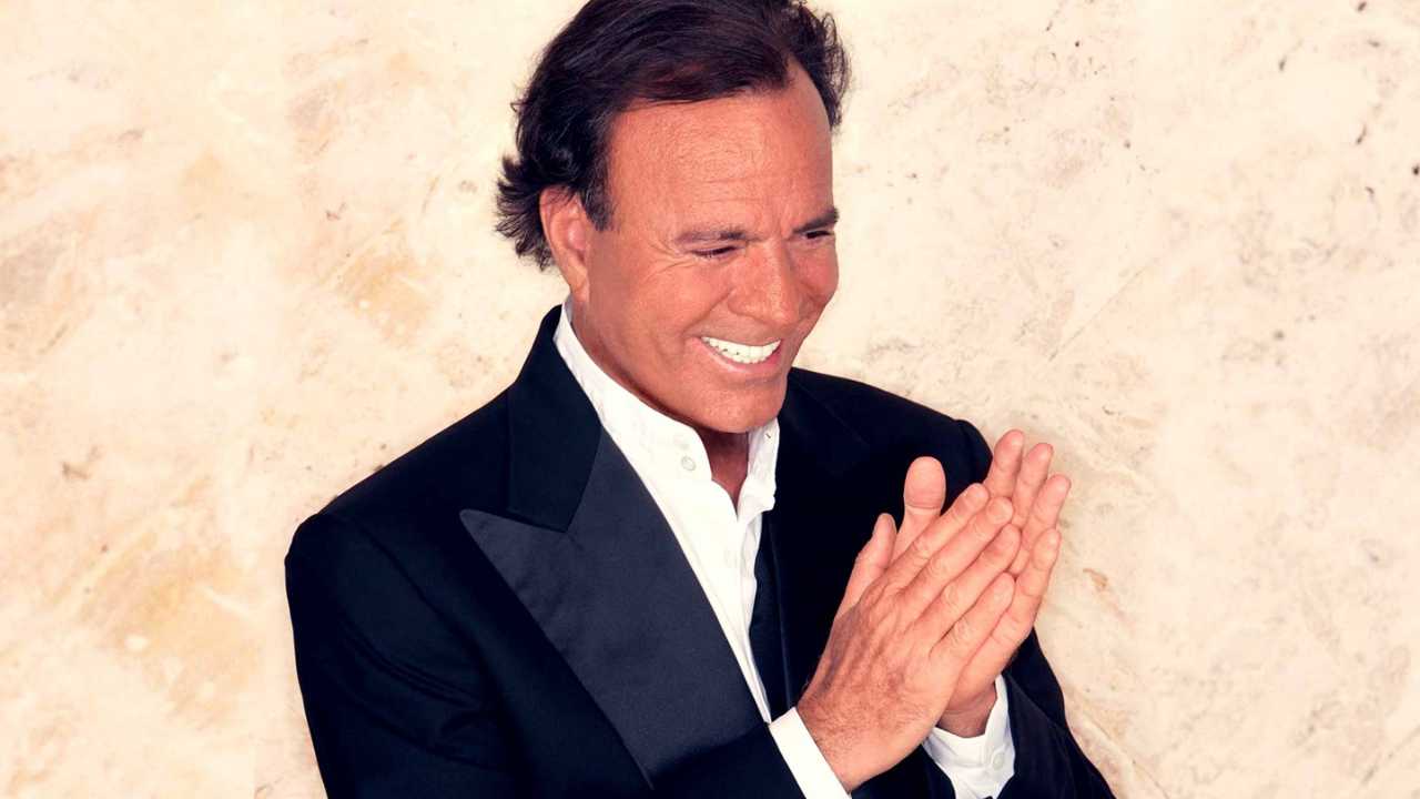 Julio Iglesias demanda a la vicepresidenta de España por injurias y calumnias