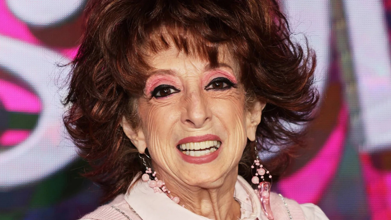 María Elena Saldaña preocupa tras fuerte caída en evento público